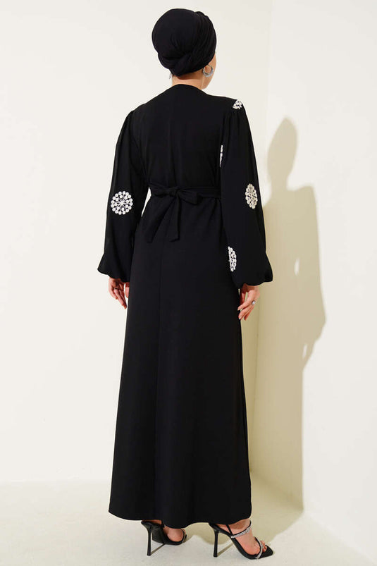 Kleid mit bestickten Ärmeln und Gürtel in Schwarz