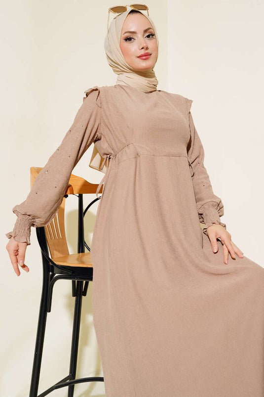 Abito color latte con maniche con paillettes lucide