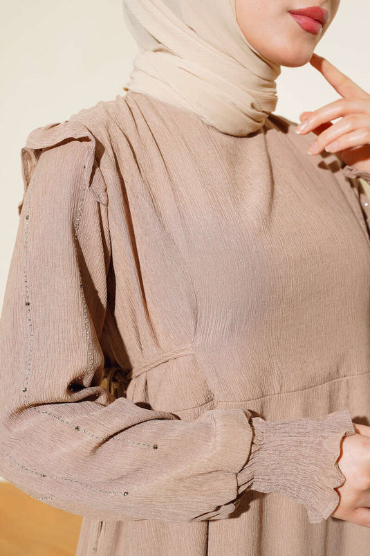 Abito color latte con maniche con paillettes lucide