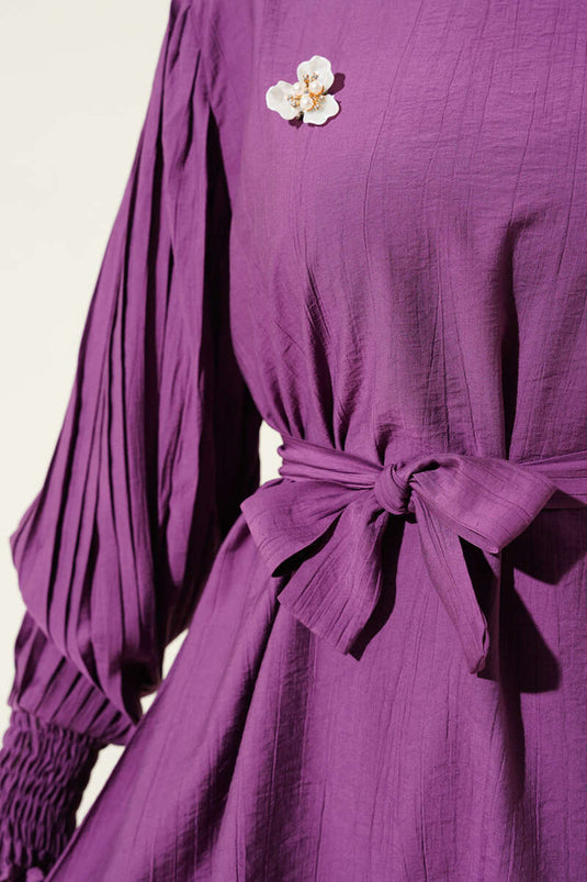 Costume deux pièces à manches plissées et ceinture magenta