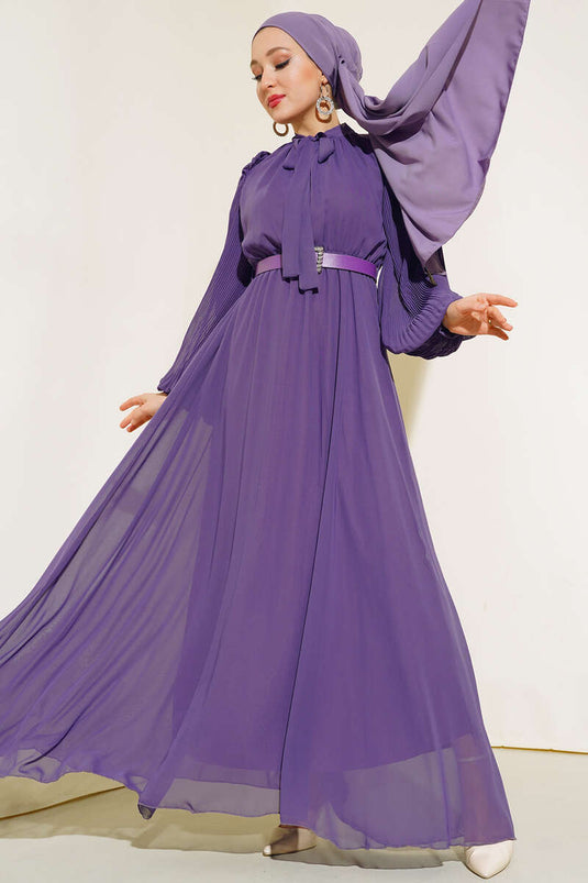 Robe violette à manches plissées