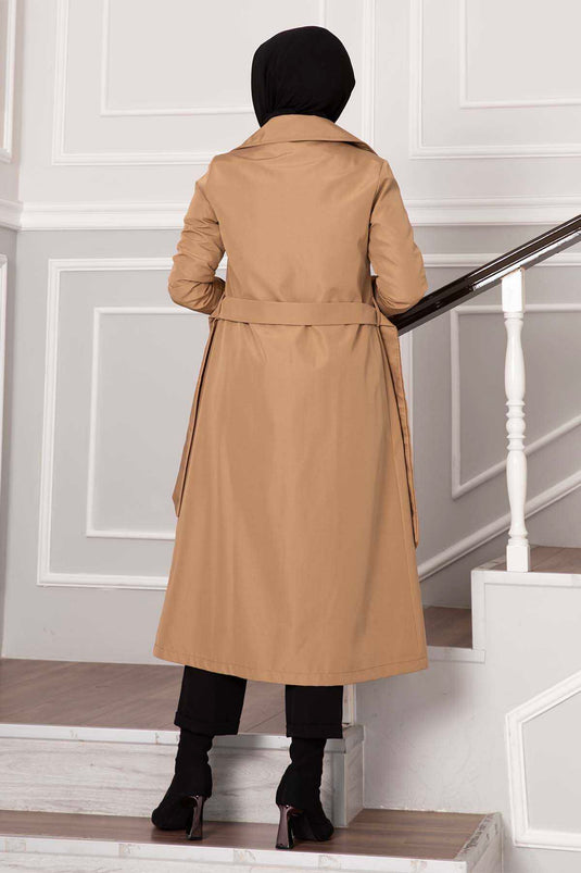 Gabardina Impermeable con Detalle de Botones Acanalados en Mangas Marrón