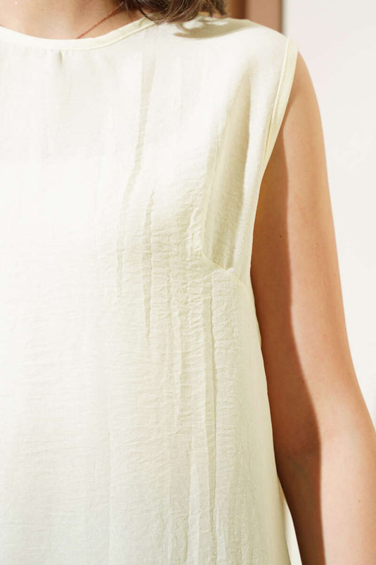 ملابس داخلية طويلة بدون أكمام ورقبة دائرية بلون البيج الفاتح