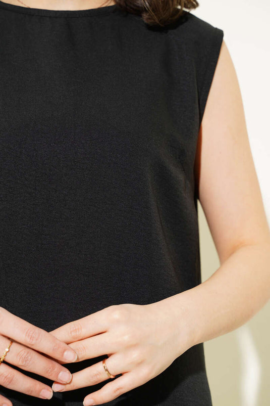 ملابس داخلية طويلة بدون أكمام ورقبة دائرية باللون الأسود