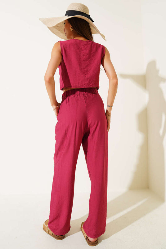 Ensemble deux pièces sans manches bordeaux, composé d'un gilet boutonné et d'un gilet boutonné.