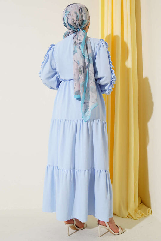 Abito a strati con maniche a balze in blu