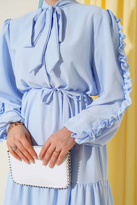 Abito a strati con maniche a balze in blu