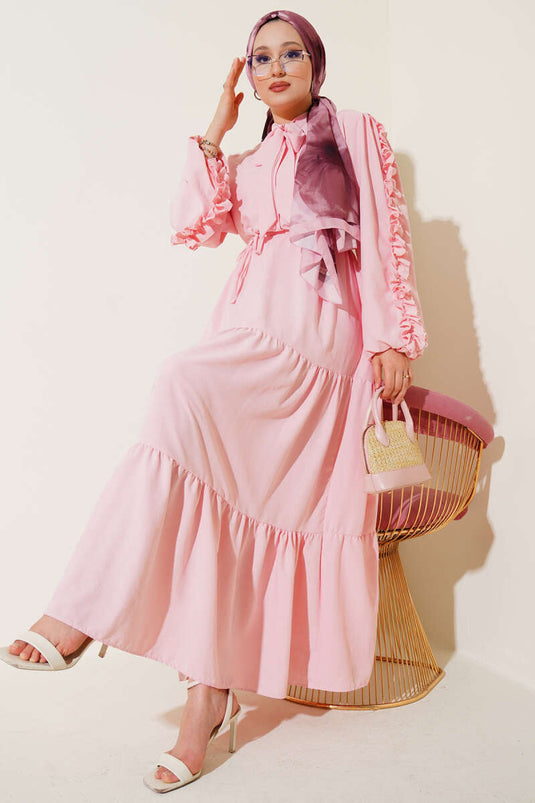 Rosa Lagenkleid mit Rüschenärmeln