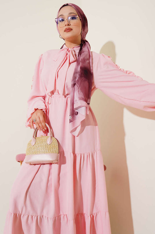 Rosa Lagenkleid mit Rüschenärmeln