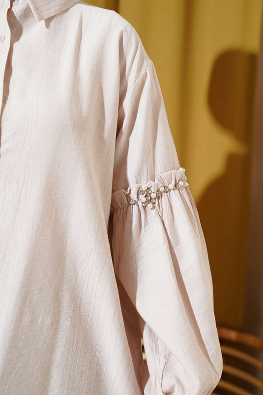 قميص بتفاصيل اللؤلؤ على الأكمام، بيج