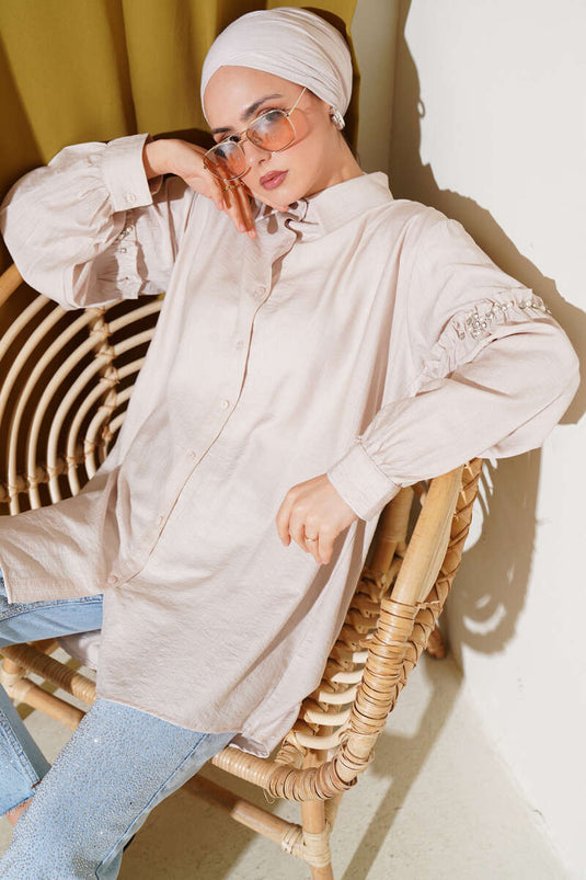 قميص بتفاصيل اللؤلؤ على الأكمام، بيج