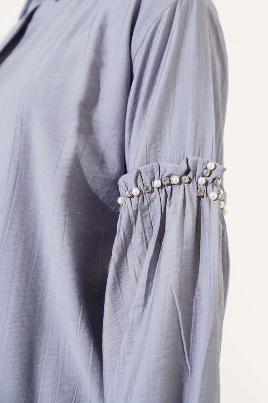 قميص رمادي مع تفاصيل لؤلؤية على الأكمام