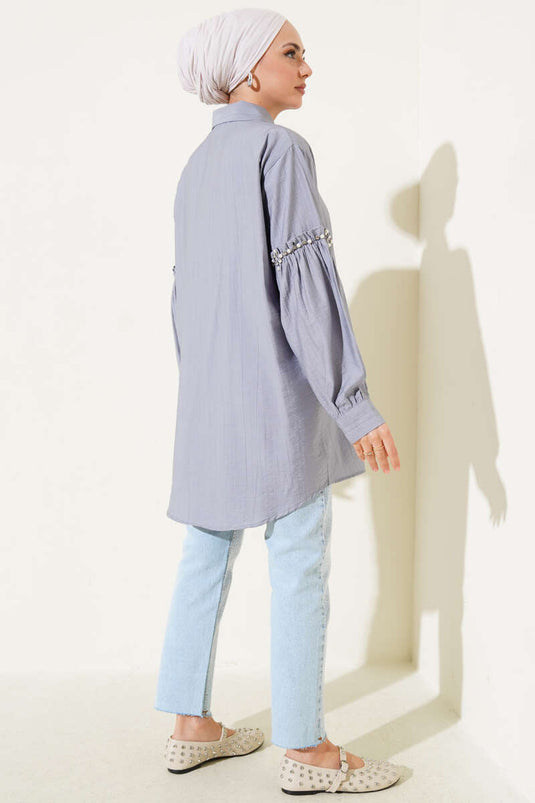 Chemise grise avec détails nacrés sur les manches