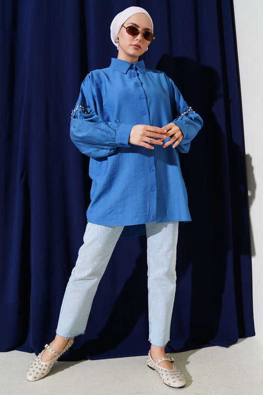 Chemise indigo ornée de perles sur les manches