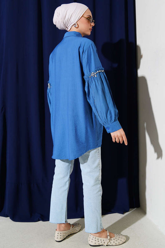 Chemise indigo ornée de perles sur les manches