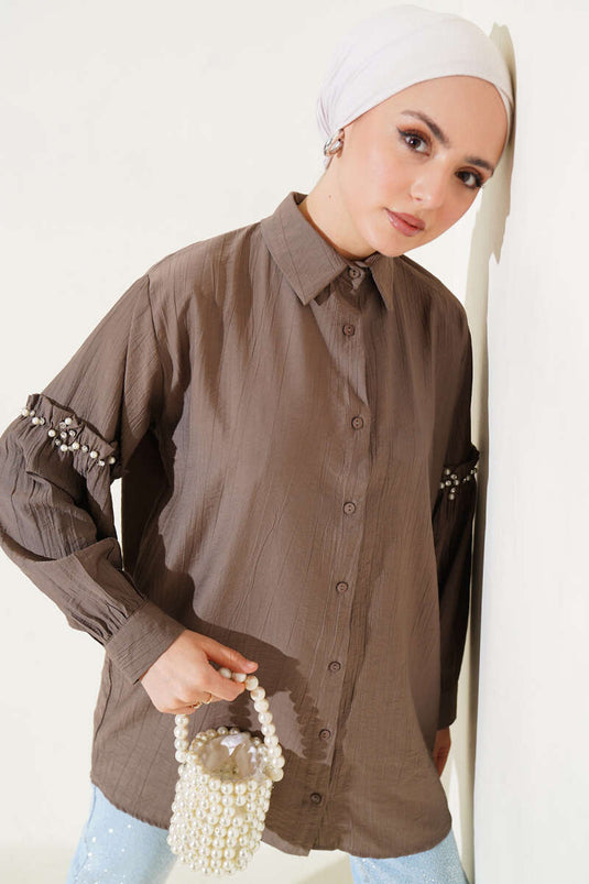 Chemise marron ornée de perles sur les manches