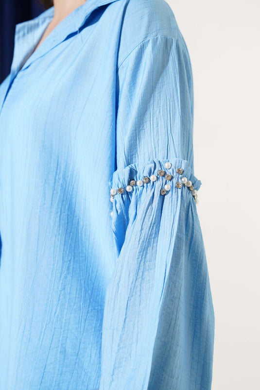قميص أزرق بأكمام مزينة باللؤلؤ