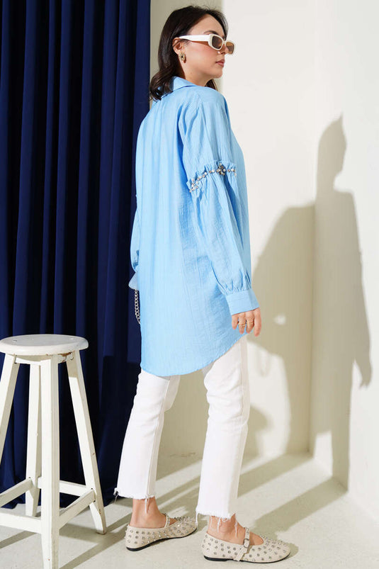 Chemise bleue à manches ornées de perles