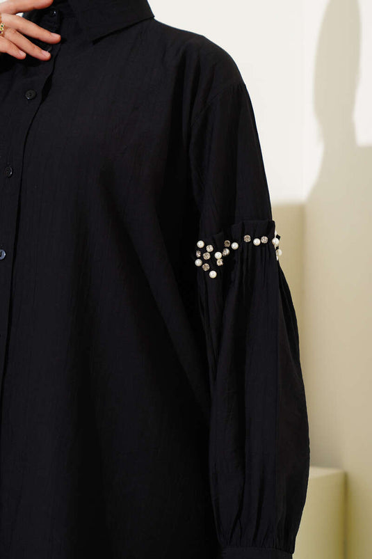 قميص أسود مع تفاصيل لؤلؤية على الأكمام