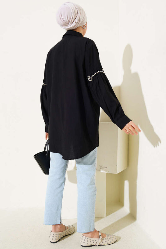 Chemise noire avec détail de perles sur la manche