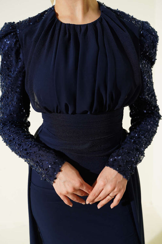 فستان سهرة مزين بخرز كولو مع عباءة باللون الأزرق الداكن