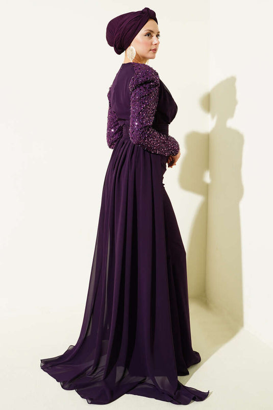 Abito da cerimonia viola con mantellina e dettagli a pieghe