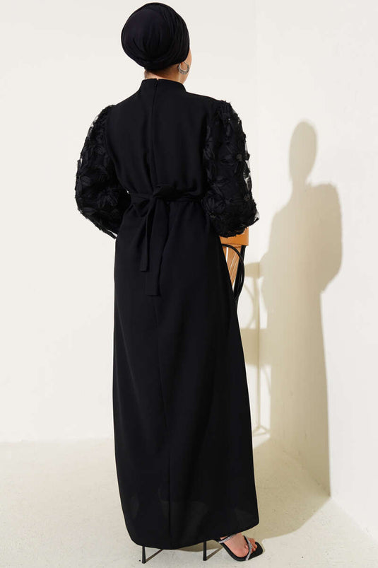 Kleid mit Blumengürtel und Tüllärmeln in Schwarz