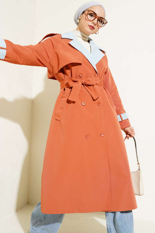 Carreau Trench Coat avec Épaulettes et Garniture Denim