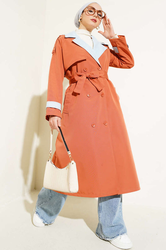 Carreau Trench Coat avec Épaulettes et Garniture Denim