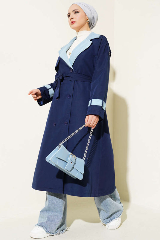 Trench-coat à épaulettes garni de denim bleu marine