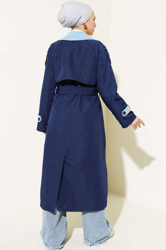 Trench-coat à épaulettes garni de denim bleu marine