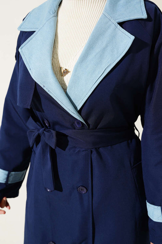 Trench-coat à épaulettes garni de denim bleu marine