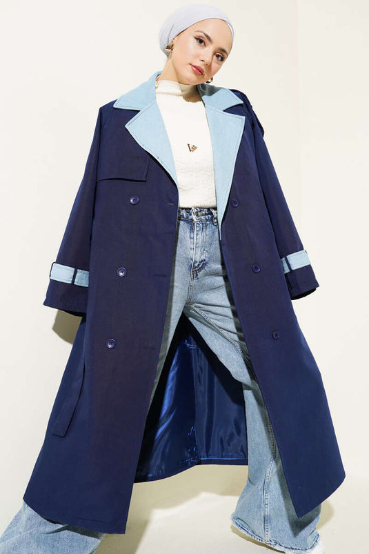 Trench-coat à épaulettes garni de denim bleu marine