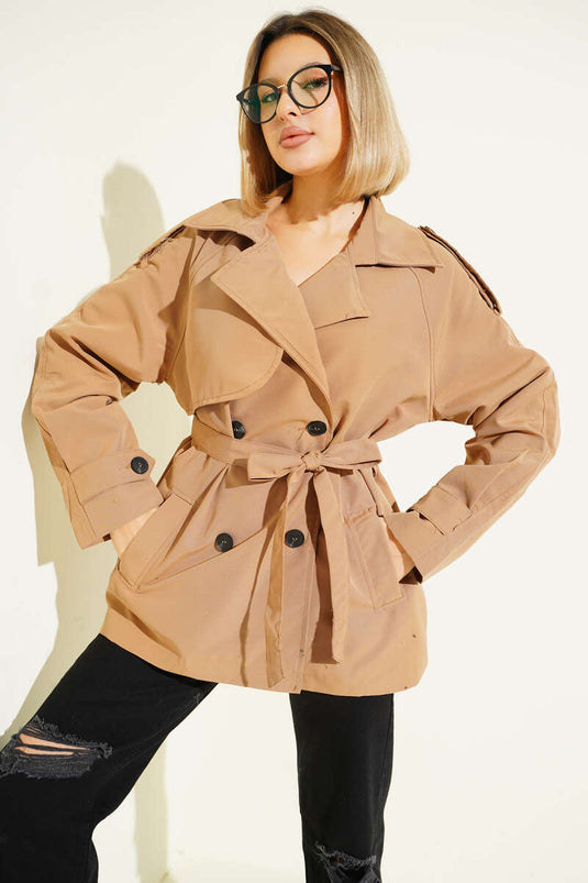 معطف قصير مزدوج الصدر بحزام، لون جملي.