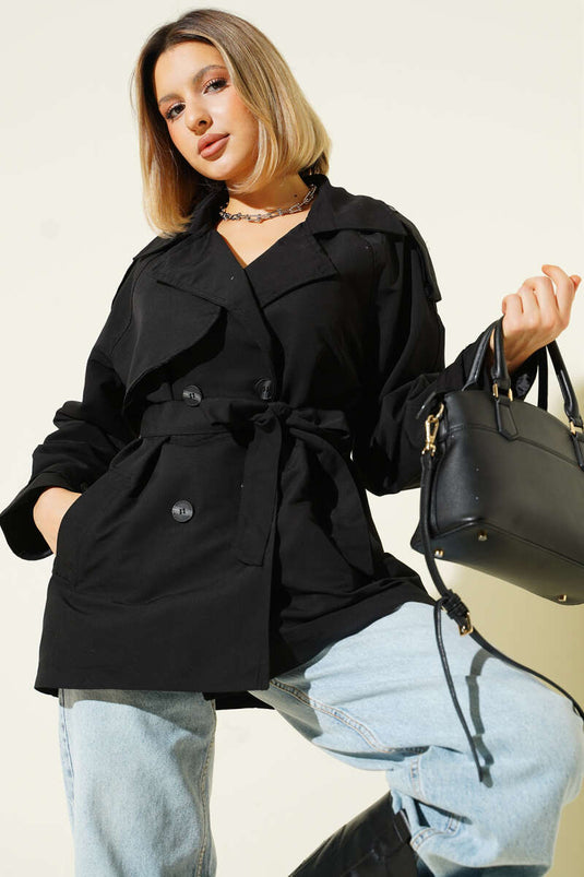 معطف قصير أسود اللون، ذو صفين من الأزرار وحزام.