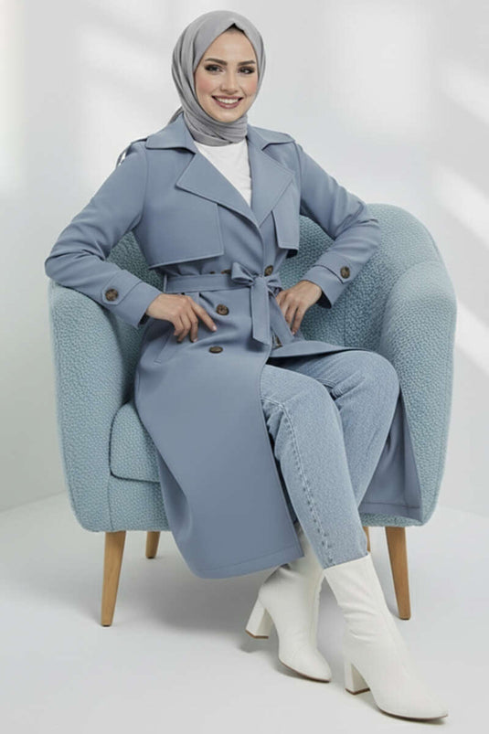 Trench doppiopetto con cintura e mantello blu