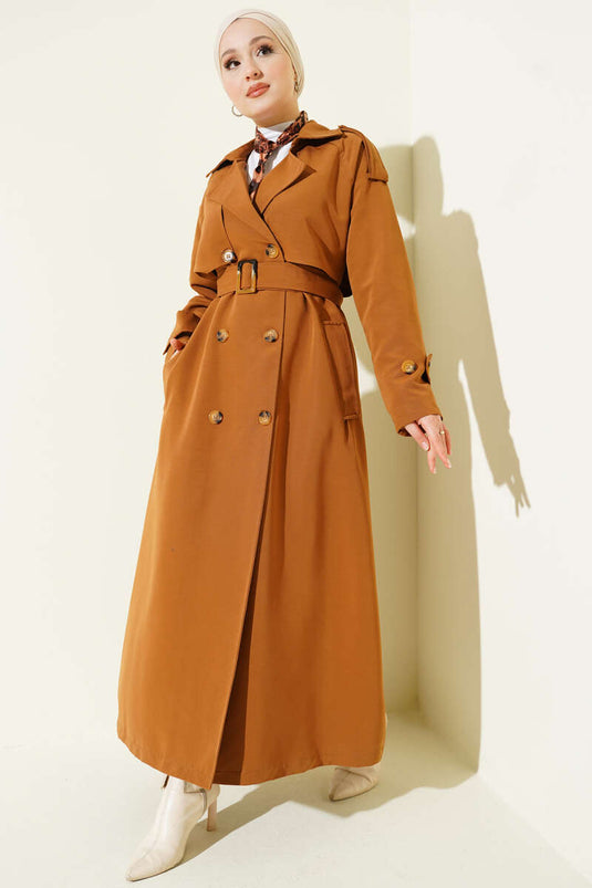 Trench-coat croisé avec cape et ceinture, couleur beige.
