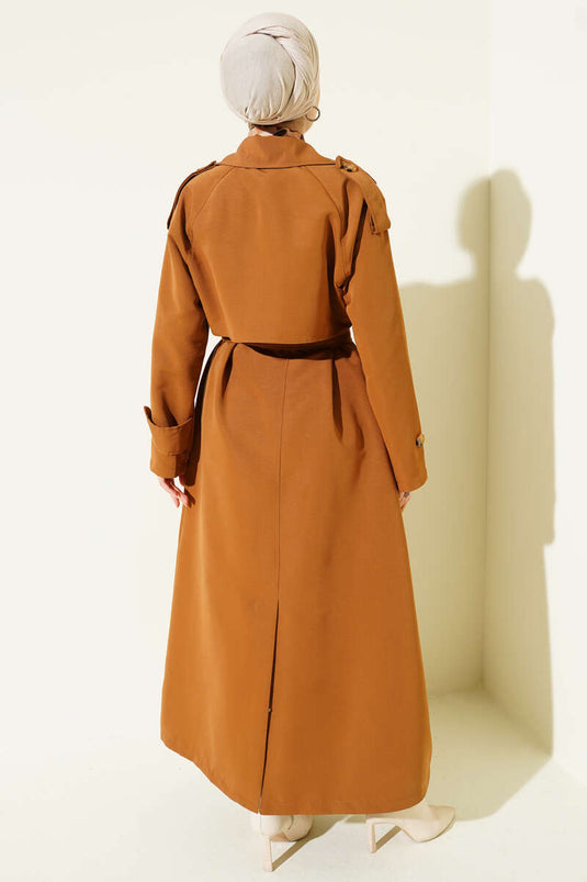 Trench-coat croisé avec cape et ceinture, couleur beige.