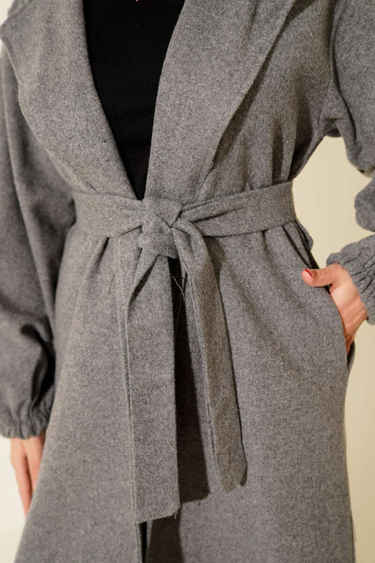 معطف مزدوج الصدر بأكمام منفوخة وحزام باللون الدخاني