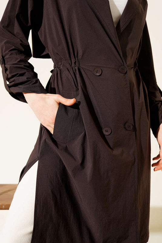 Trench con scollo incrociato, vita arricciata e bottoni, colore caffè