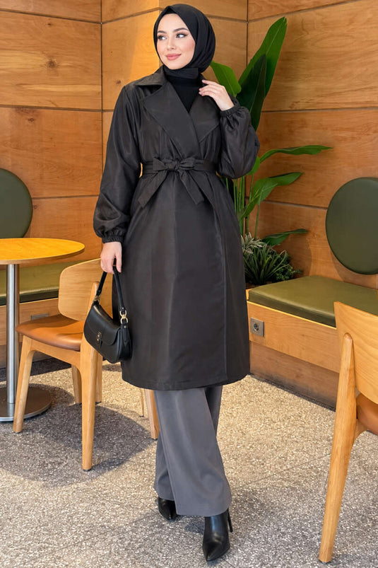 معطف ترنش أسود برقبة كروية وأساور مطاطية