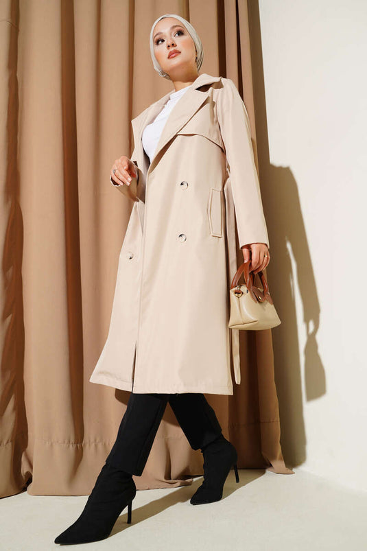 Beiger Trenchcoat Mit Wickelkragen, Taschen Und Gürtel