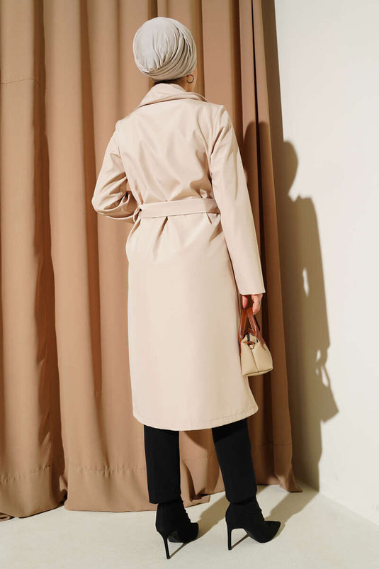 Beiger Trenchcoat Mit Wickelkragen, Taschen Und Gürtel