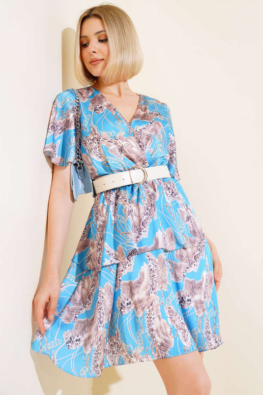 Türkisfarbenes Satinkleid mit doppelreihigem Kragenmuster