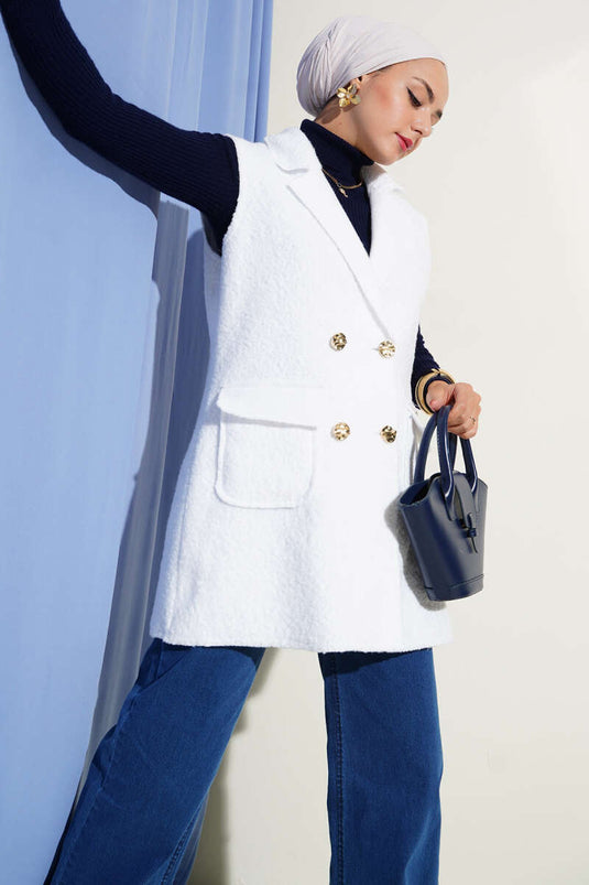 Gilet blanc à double boutonnage et col boutonné.
