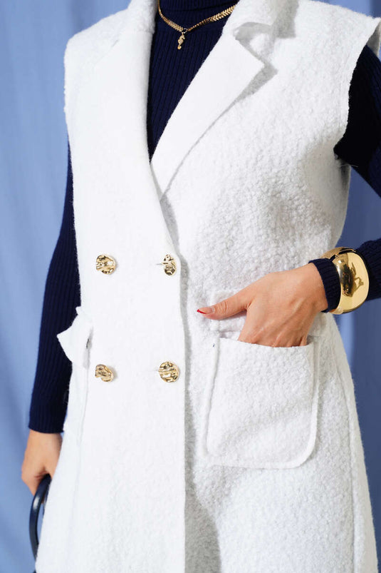 Gilet blanc à double boutonnage et col boutonné.