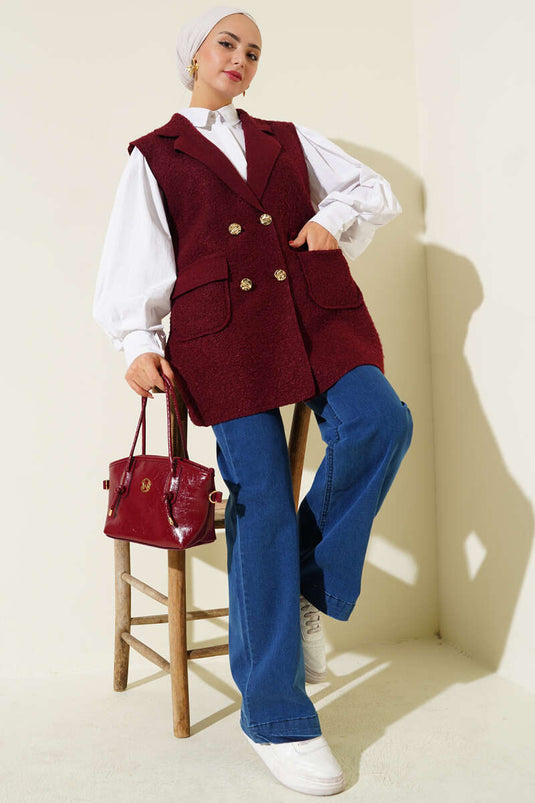 Gilet bordeaux à double boutonnage et col boutonné.