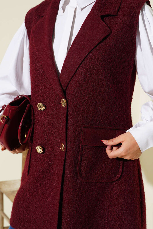 Gilet bordeaux à double boutonnage et col boutonné.