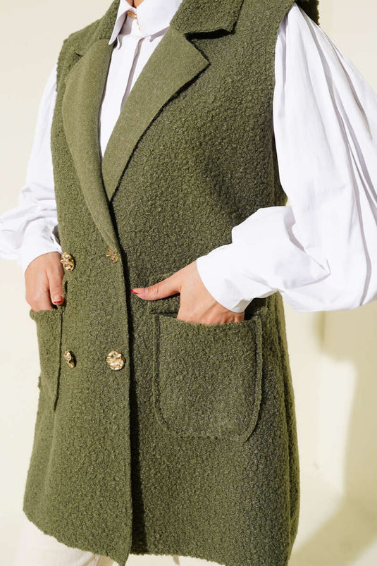 سترة ذات صفين من الأزرار وياقة مزينة بأزرار، لون كاكي.