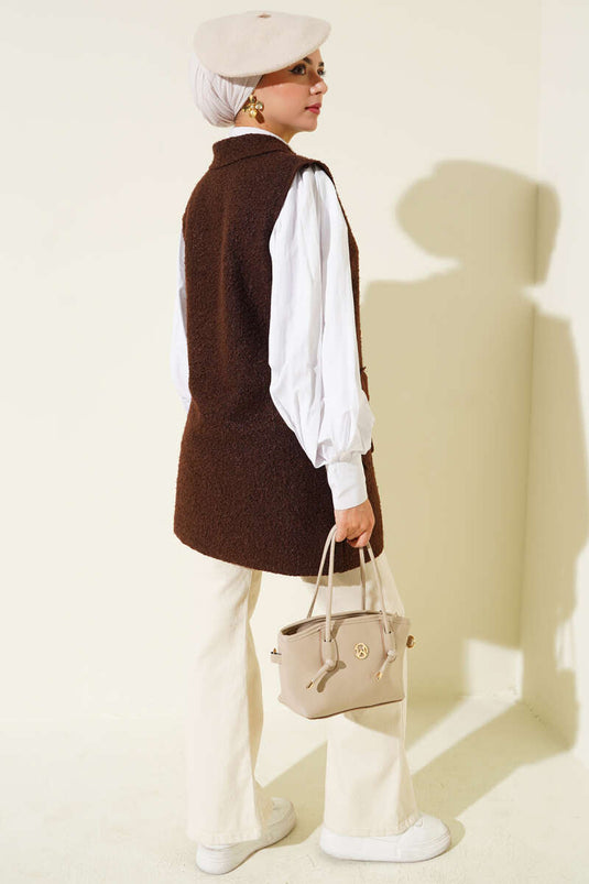 Weste mit doppelreihiger Knopfleiste und Kragen, kaffeefarben.